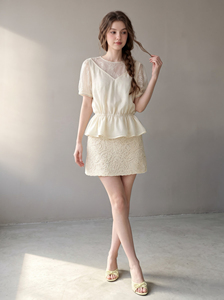 Minifalda de encaje color crema de cintura alta para mujer, diseño ODM OEM, con cintura de satén en contraste, estilo retro francés, elegante para verano, VIVIEN - Product Image 2