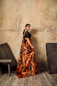 Sari estampado digitalmente hecho a mano para mujer, sari indio de diseñador con blusa cosida, sari listo para usar. - Product Image 2