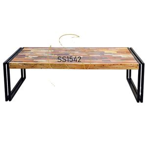 Mesa de Centro de Madera Maciza Reciclada de Diseño Industrial Hecha a Mano, Mueble Único para Sala de Estar con Patas de Hierro Metálicas para Uso Doméstico SUREN SPACE - Product Image 1