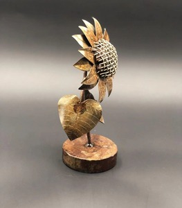 Sculpture de tournesol en métal faite à la main, art décoratif de jardin pour la décoration intérieure, accent de table, ornement floral intérieur et extérieur - Product Image 2