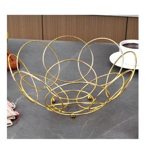 Corbeille à fruits en fer haut de gamme et élégante avec motifs de feuilles et pieds courbés, un objet de rangement artistique et pratique pour la décoration de table. - Product Image 1