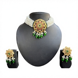 ชุดสร้อยคอแบบจี้ห้อยประดับมุกสีเขียวลายดอกไม้ ดีไซน์แบบอินเดีย ทำจากทองเหลืองชุบทองประดับด้วยหิน AD Stone Jadau เหมาะสำหรับงานแต่งงานของผู้หญิง - Product Image 1