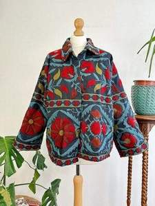 Chaqueta Suzani Hecha a Mano para Mujer, Abrigo con Cuello y Bordado Floral, Prenda Exterior Acolchada Estilo Bohemio para Festivales - Product Image 4