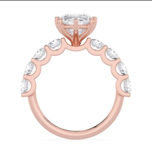 Elegante Anillo Solitario Ovalado de Corte Largo de 4.77 ctw con Halo de Diamantes Redondos en Oro Rosa de 10K - Product Image 2