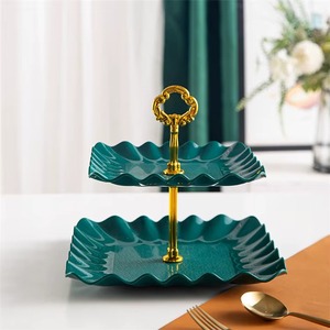 Elegante soporte de cerámica para pasteles con asas metálicas que realza la presentación del pastel de forma hermosa. - Product Image 4
