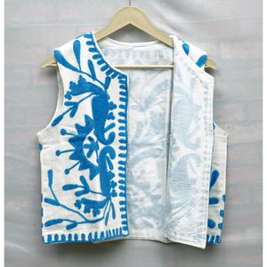 Gilet court en coton respirant et écologique, brodé à la main, motif floral bleu Suzani, col en V, ouverture sur le devant, fermeture à cordon, pour femme - Product Image 2