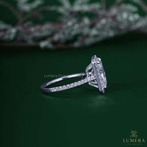 Anillo de compromiso con halo de diamantes cultivados en laboratorio de corte radiante de 2.97 quilates, banda pavé, joyería nupcial - Product Image 4
