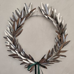 Couronne murale rustique en métal galvanisé avec feuillage argenté bronze et un élégant accent de ruban vert foncé - Product Image 3