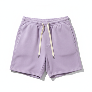 Shorts surdimensionnés lavande pour hommes. Ces shorts sont soigneusement confectionnés à partir d'un tissu en mélange de coton lourd. - Product Image 1