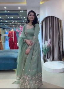 Conjunto de Lehenga Choli Verde Bordado, Tela Pesada, Traje Indio Cosido, Largo hasta el Suelo, para Bodas y Fiestas - Product Image 3