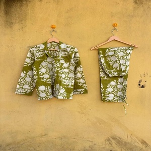 Conjunto de Pijama de Algodón y Bambú Floral para Mujer de Alta Calidad, Manga Larga, Cuello Camisero, Cintura con Cordón, Tejido Suave, Ropa de Dormir Informal - Product Image 1