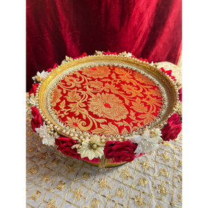ถาดงานแต่งงานลายดอกไม้ทำมือสำหรับพิธีฮัลดีและเมเฮนดี - ถาดตกแต่งสำหรับงานเฉลิมฉลองพร้อมดอกกุหลาบสด - ถาดของขวัญสำหรับเจ้าสาว - Product Image 1