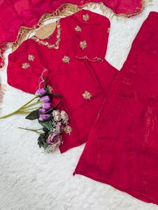 ชุดเชลซี่ซีรีส์สำหรับผู้หญิง ผ้าไหมเฟรนดี้แท้ ชุดชาราร่า พร้อมงานปักลายซีเควนซ์ประณีต และผ้าคลุมไหล่ผ้าไหมเฟรนดี้เข้าชุด - Product Image 5