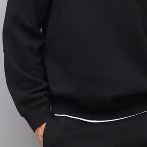 เสื้อสเวตเชิ้ตผู้ชาย ให้ความอบอุ่นสมดุลในสภาพอากาศเย็น วัสดุคุณภาพสูง แขนยาวเต็มตัว บริการ OEM สำหรับผู้ซื้อจำนวนมาก - Product Image 3