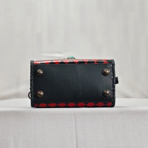 Bolso de Hombro Walla Personalizado 2026 de Cuero Genuino de Vaca con Diseño a Cuadros Negro y Rojo, Cierre de Cremallera y Forro de Algodón - Product Image 2