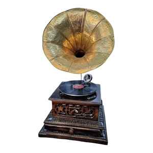 Gramófono de Latón Vintage de Lujo, Colección Heritage - Product Image 1
