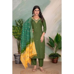 ATTRACTIVE CHANDERI COU EN COTON BRODERIE HAUT BAS DE TRAVAIL AVEC DUPATTA PERROQUET VERT - Product Image 1