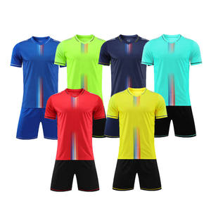 Conjunto de uniforme de fútbol profesional personalizado con estampado para uso competitivo y de entrenamiento - Product Image 5