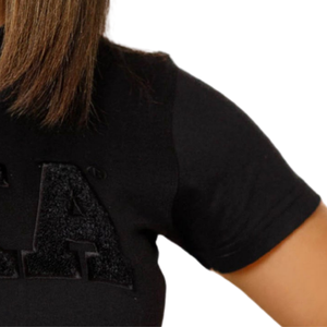 Camiseta de Color Sólido Estilo Chenille con Letras Griegas Bordadas, Prenda Casual de Algodón Premium para Hermandades, Estilo Negro - Product Image 4