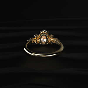 Anillos de compromiso de moissanita ovalada de 2 quilates creados en laboratorio, éticos, con piedras laterales marquesa, para grupos de compra de alta joyería y diseñadores. - Product Image 5