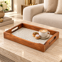 Plateau en bois décoratif émaillé avec poignées découpées à motifs, rectangulaire, pour la décoration de table à manger |   Assiette de service multifonctionnelle stylée