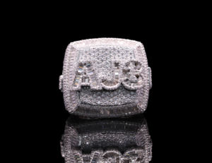 Anillo de Hip Hop Edición Rey con Moissanita, Plateado en Plata, 0.5 Quilates, Engaste de Garras, Anillo de Compromiso y Boda Unisex de Lujo - Product Image 1