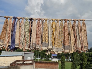 Sarong imprimé à la main de qualité boutique, en coton, pour femme, élégant, idéal comme paréo de plage, par un exportateur spécialisé dans les articles imprimés à la main. - Product Image 2