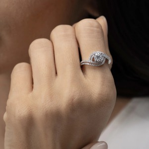 Anillo de Compromiso y Boda de Oro Blanco de 9K con Diamante Cultivado en Laboratorio de Corte Redondo de 1.70CT, Halo y Diseño de Tallo Dividido con Pavé para Mujer - Product Image 5