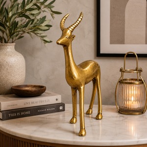Sculpture de renne en métal doré faite à la main SHUBHAM, figurine animale moderne, décoration de table pour la maison, le bureau, cadeau de Noël, moulage - Product Image 1