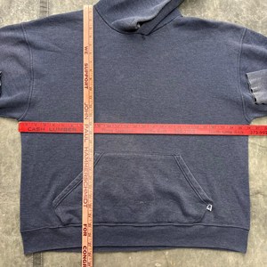 Sudadera con capucha de alta calidad, estilo casual grunge Y2K, diseño desgastado, personalizada y elegante, en color azul deslavado, para hombre y mujer. - Product Image 5