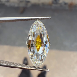 Diamant de laboratoire bicolore de forme marquise allongée |   Coupe à facettes antique jaune central |   Diamant brut de qualité EX à finition polie - Product Image 1