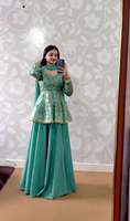 Haut en soie Fandy avec broderie et travail de sequins de créateur, bas en lehenga en crêpe naturel et dupatta en faux georgette, entièrement cousu.