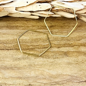 Nouvelles Boucles d'Oreilles Créoles Hexagonales Minimalistes 2026 – Bijoux Modernes en Laiton Plaqué Or 18 carats pour Hommes – Polygone Géométrique – Vente en Gros OEM - Product Image 4
