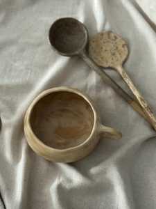 Ensemble de tasses en céramique élégantes de fabrication indienne, durables et compatibles micro-ondes, pour le thé et le café, disponibles à prix abordable par UO - Product Image 4