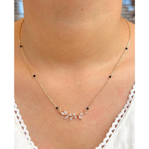 Collar Mangalsutra Chapado en Oro con Cuentas Negras y Colgante de Piedra con Diseño de Hoja - Product Image 1