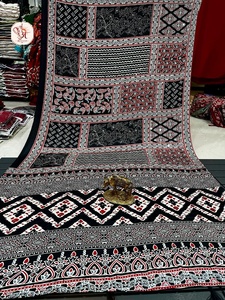 Sari tejido con efecto espejo y estampado Ajarkh, de tela de seda crepé suave, ecológico, de secado rápido, con hermosa blusa estampada con borlas para mujer. - Product Image 3