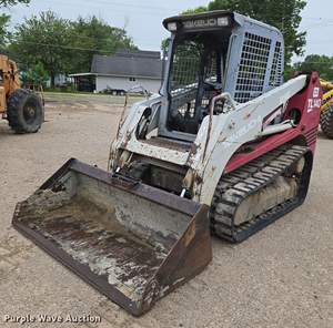 Chargeuse sur chenilles Takeuchi, équipement de terrassement puissant pour l'agriculture, l'aménagement paysager et les travaux lourds sur les chantiers. - Product Image 1