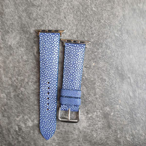 Bracelet de montre en cuir de raie véritable fait à la main, personnalisable, compatible avec Apple Watch - Product Image 2