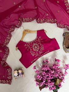 Conjunto de Salwar de Terciopelo de Seda Rosa Intenso de Lujo con Bordado Paisley de Zari Dorado, Kurti Largo, Pantalón Recto y Dupatta Pakistaní - Product Image 2