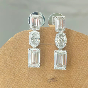 Pendientes de diamantes con corte esmeralda y ovalado en oro blanco, con piedras esmeralda y ovaladas alternadas para un estilo único y elegante. - Product Image 1
