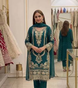 Ensemble Anarkali en soie vert émeraude brodé et gaufré avec dupatta pour femme, tenue de mariage traditionnelle style Inde Pakistan - Product Image 3