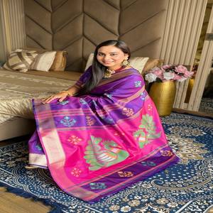 Sari en soie Kora de qualité supérieure VASTRA COTTAGE avec des tissages Meenakari sur toute la surface, un pallu richement tissé avec des fils Zari et une blouse en brocart Butti - Product Image 2