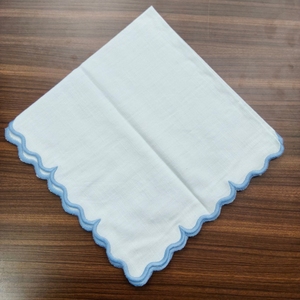 Servilleta de mesa de algodón premium azul ceniza con borde festoneado para bodas y cenas - Product Image 2