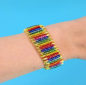 Bracelet artisanal en perles de rocaille arc-en-ciel avec épingle de sûreté pour un look audacieux et coloré, disponible à prix de gros. - Product Image 1