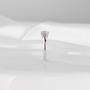 แหวนเพชรเพาะเลี้ยง 1.20 กะรัต D VVS2 รับรองโดย IGI ทรงสามเม็ด รูปทรงกลมเจียระไนแบบ Ideal Cut ด้านข้างทรง Trapezoid ทองคำขาว 18K สำหรับหมั้น - Product Image 3