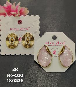 Bijoux fantaisie B2B : Boucles d'oreilles clous tendance en acier inoxydable plaqué or, design géométrique pour femme, idéales pour mariages et soirées. - Product Image 1