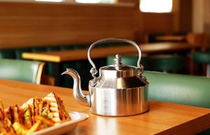 Bouilloire en acier inoxydable de qualité supérieure pour chauffer l'eau pour le thé, le café, le lait, avec une poignée facile à saisir et un couvercle sécurisé - Product Image 2