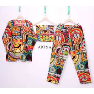 Ensemble de pyjama pour femmes en coton 100% écologique, élégant, col rond, à motifs floraux, confortable, pantalon et chemise doux à motif uni avec sac - Product Image 1