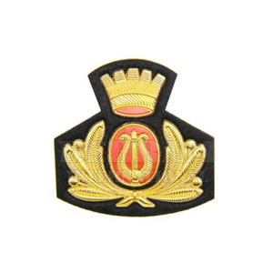 Badge métallique personnalisé de style cérémoniel avec couronne dorée et emblème lyre, épingle de sûreté sans nickel, patch décoratif en relief - Product Image 1