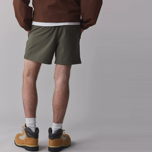 Shorts de sport décontractés pour hommes, fabriqués au Pakistan, en toile, coupe personnalisée, coupe-vent, taille haute, avec cordon de serrage et poches. - Product Image 4